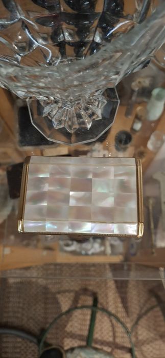 Estojo de pó compacto Melissa. Banhado a ouro e com ornamentos em madr