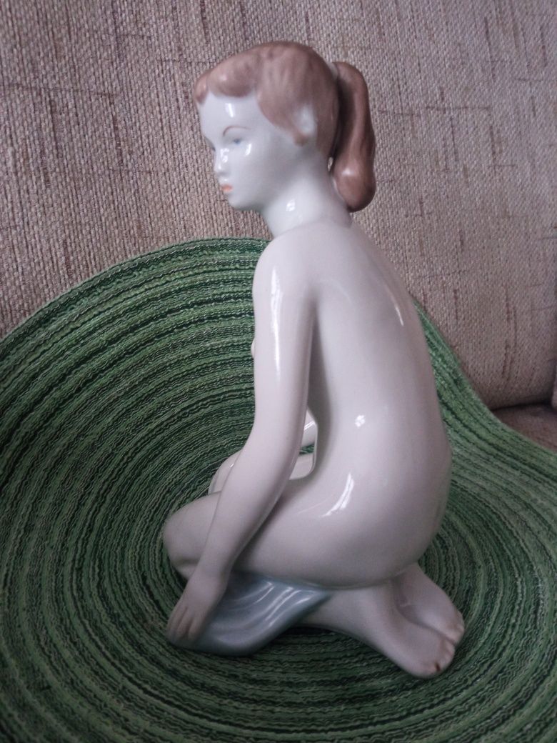 Figurka akt kobieta klęcząca hollohaza