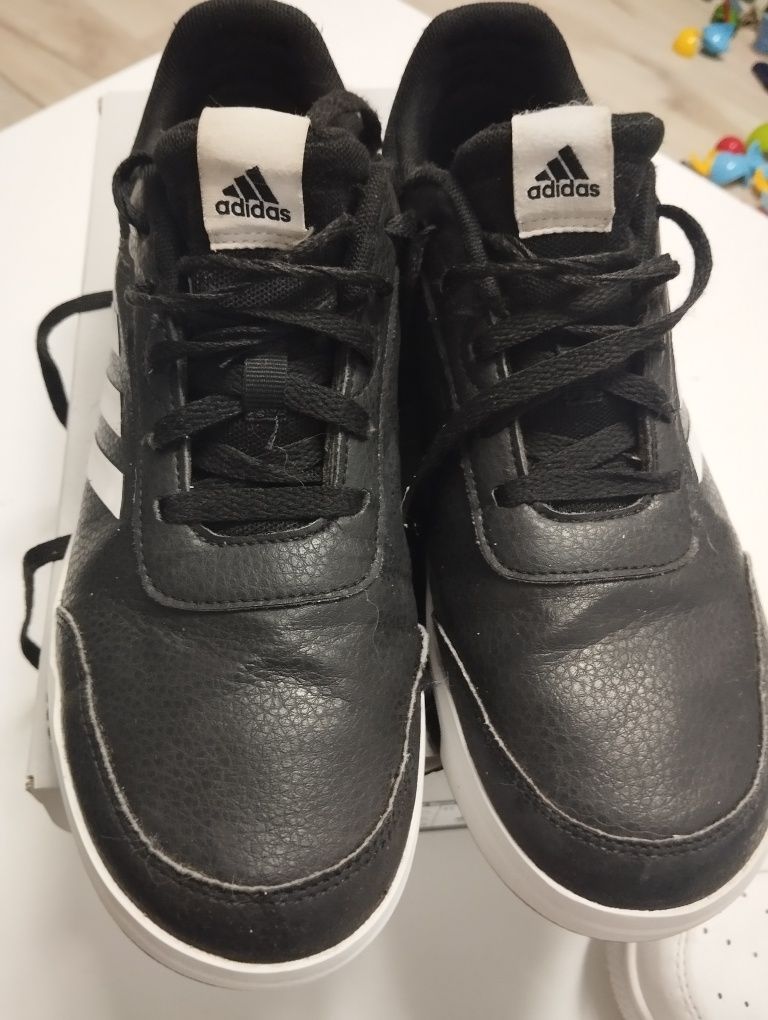 Czarne Buty Adidas Tensaur Sport 2.0 oraz białe Nike Air Force roz. 40