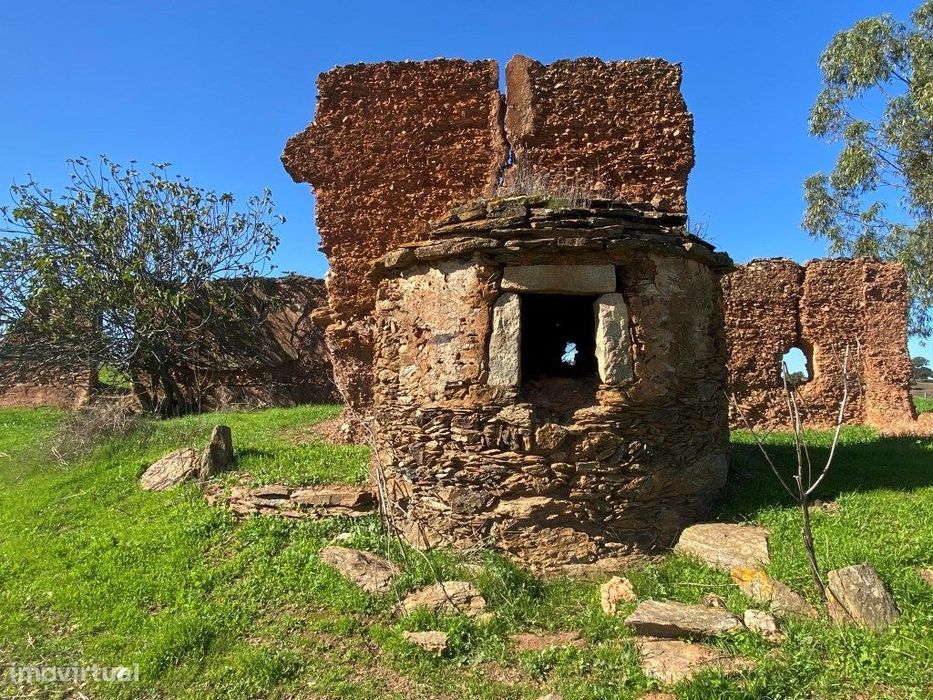 Quinta com uma ribeira e uma vista fantástica em Vila Nova de S. Be...