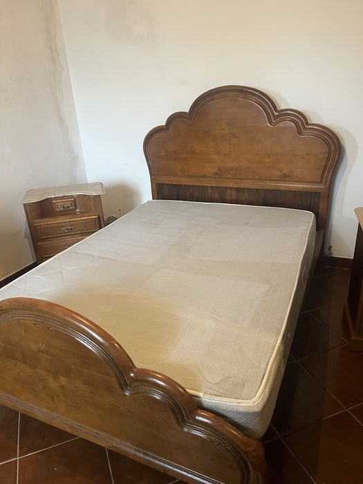 Cama de madeira de muito boa qualidade