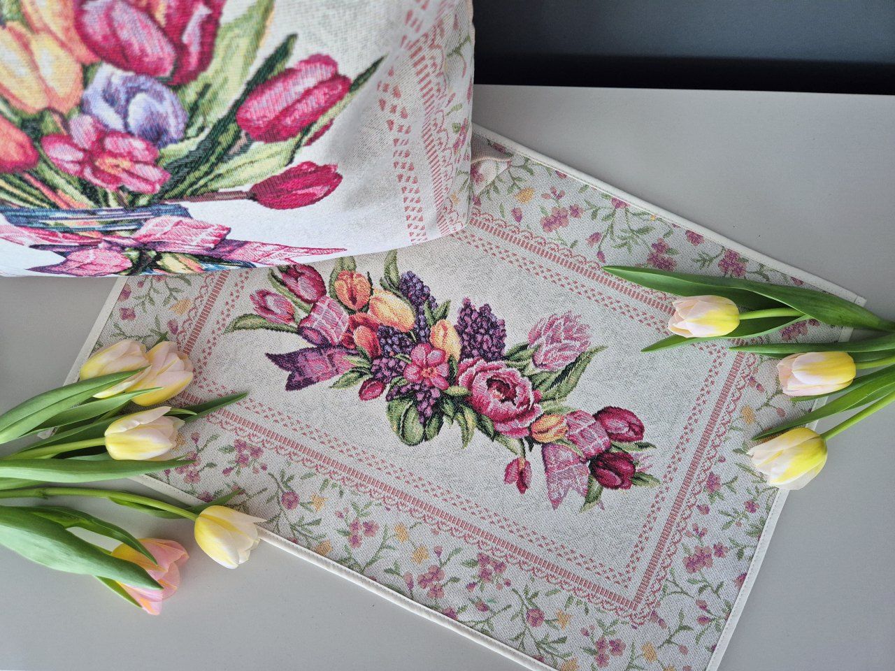 Serwetka 35x50 cm V99 gobelinowa Tulipany