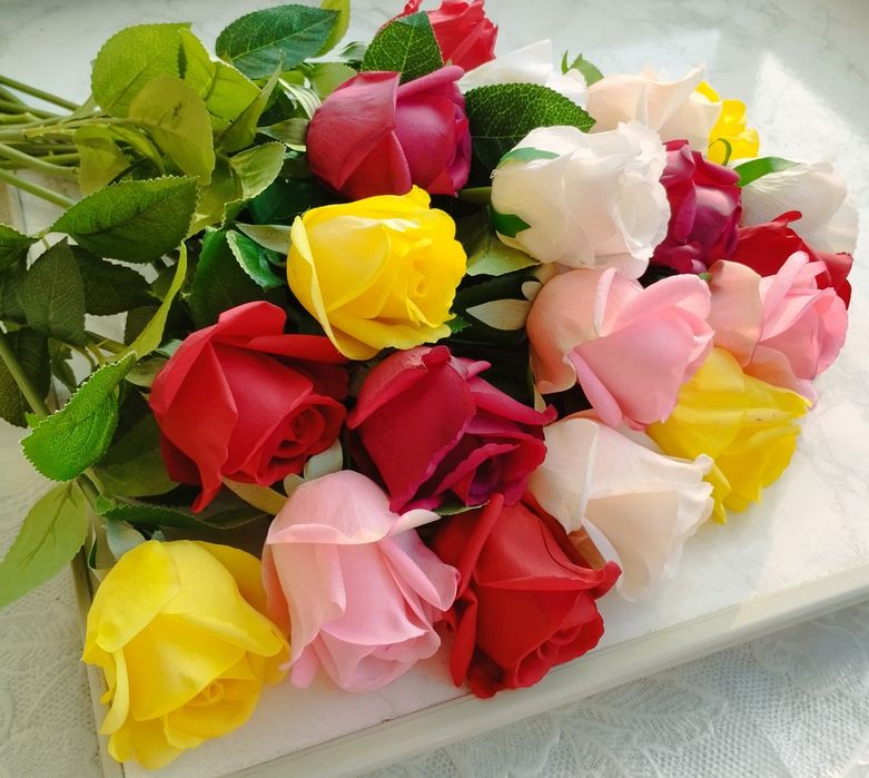 Неймовірно гарні силіконові троянди.