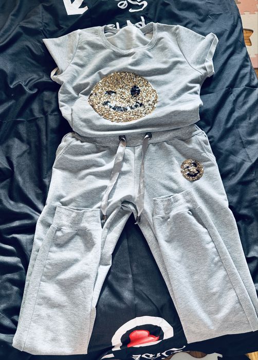 Śliczny letni dres damski szary z cyrkoniami