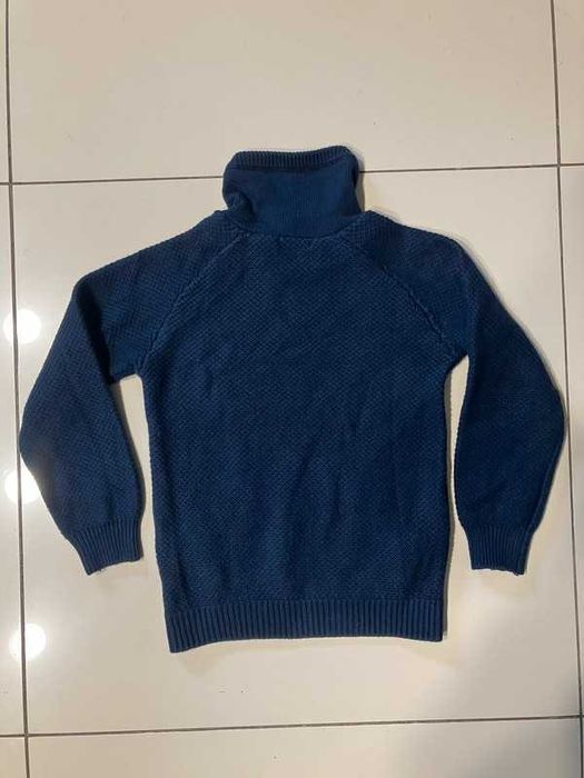 Granatowy sweter dziecięcy Okaïdi z golfem i kieszenią kangura 116 cm