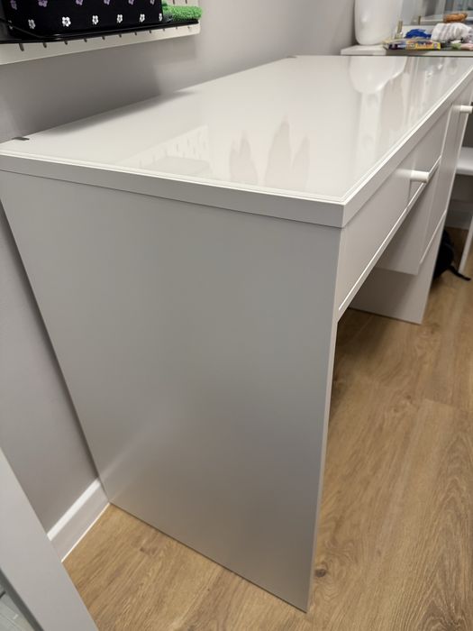 Biurko ikea wraz z szybą.