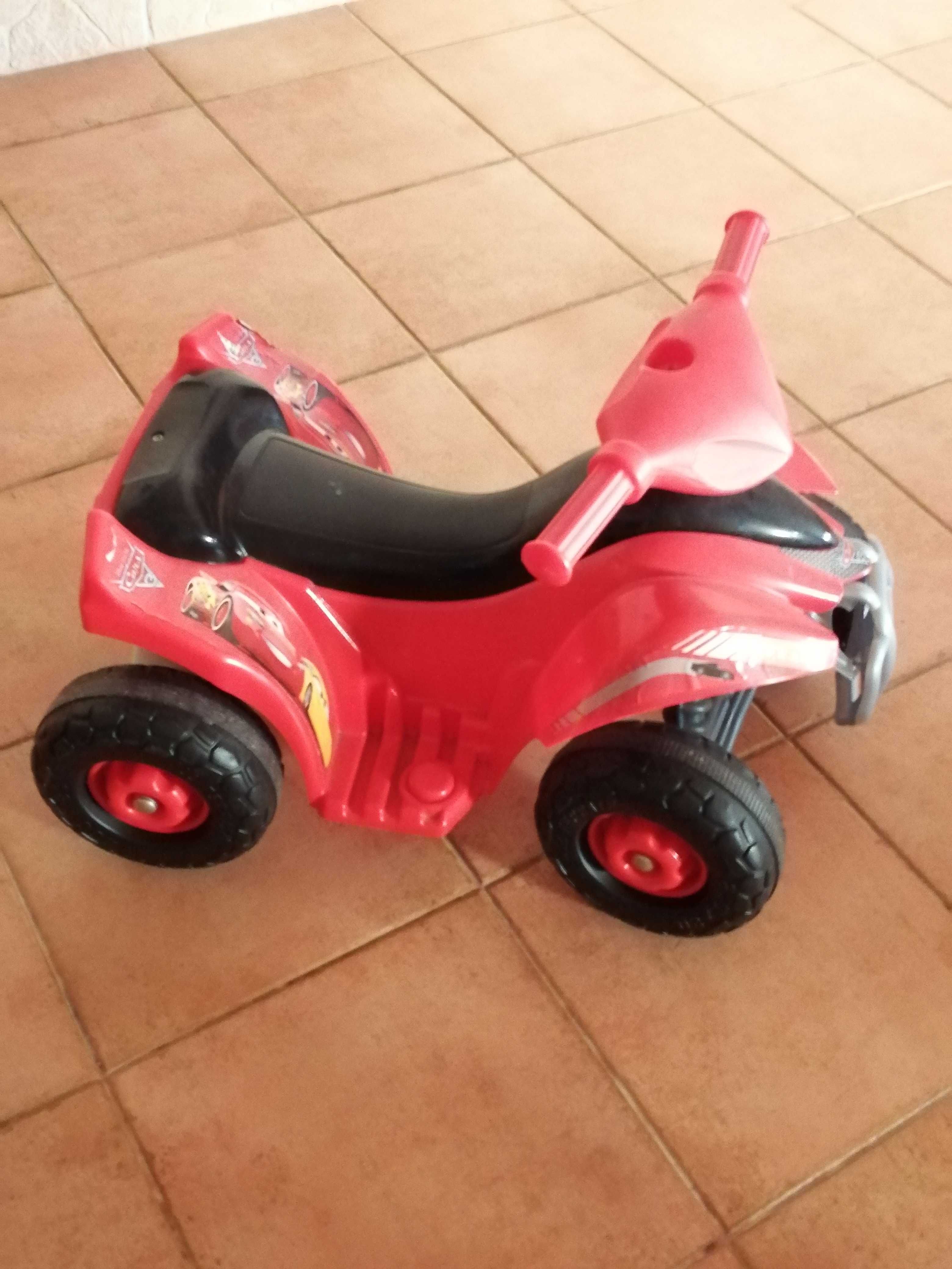 Carro elétrico com oferta de baloiço