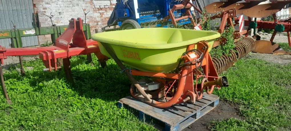Rozsiewacz nawozu Brun Amazone 600-700l 12-18m hydraulicznie otwierany
