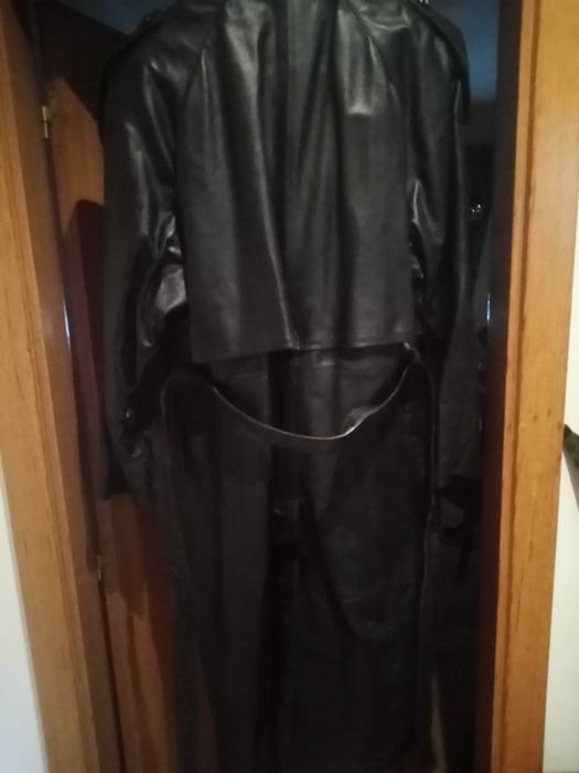 Casaco em cabedal preto comprido