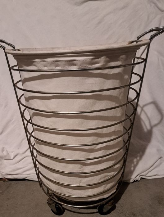 Cesto de roupa  com rodas amoviveis