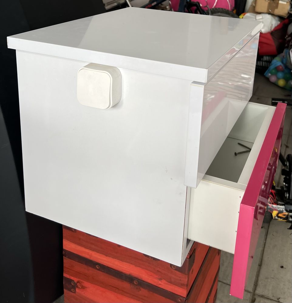 Mesa de cabeceira suspensa