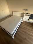Cama branca com colchao