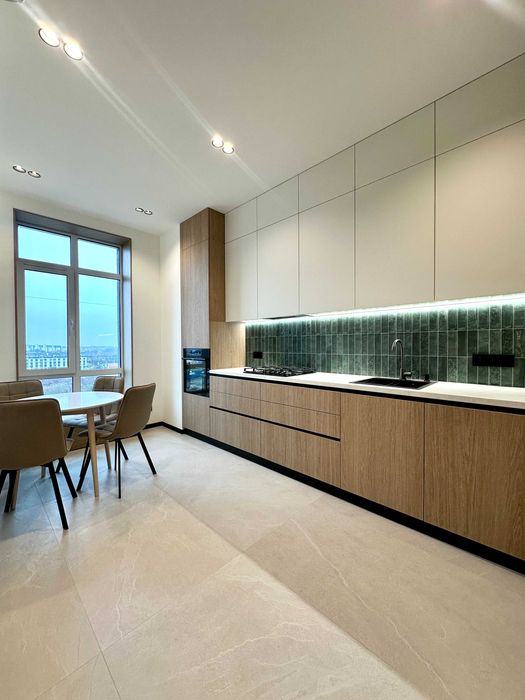 Продам квартиру з дизайнерським ремонтом.