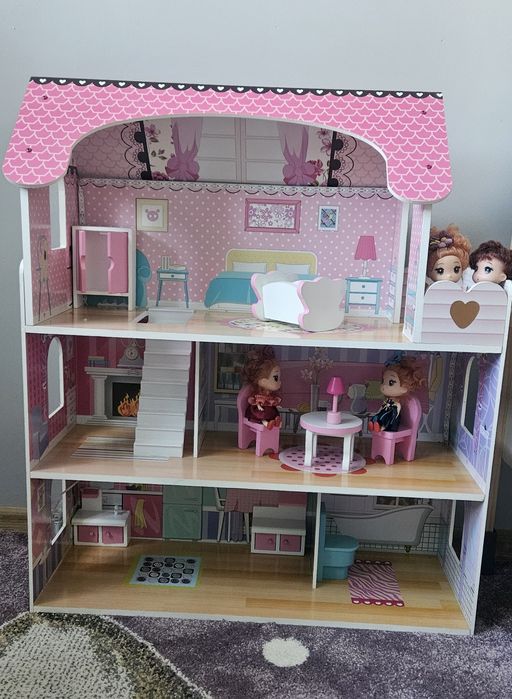 Drewniany domek dla lalek - podświetlany