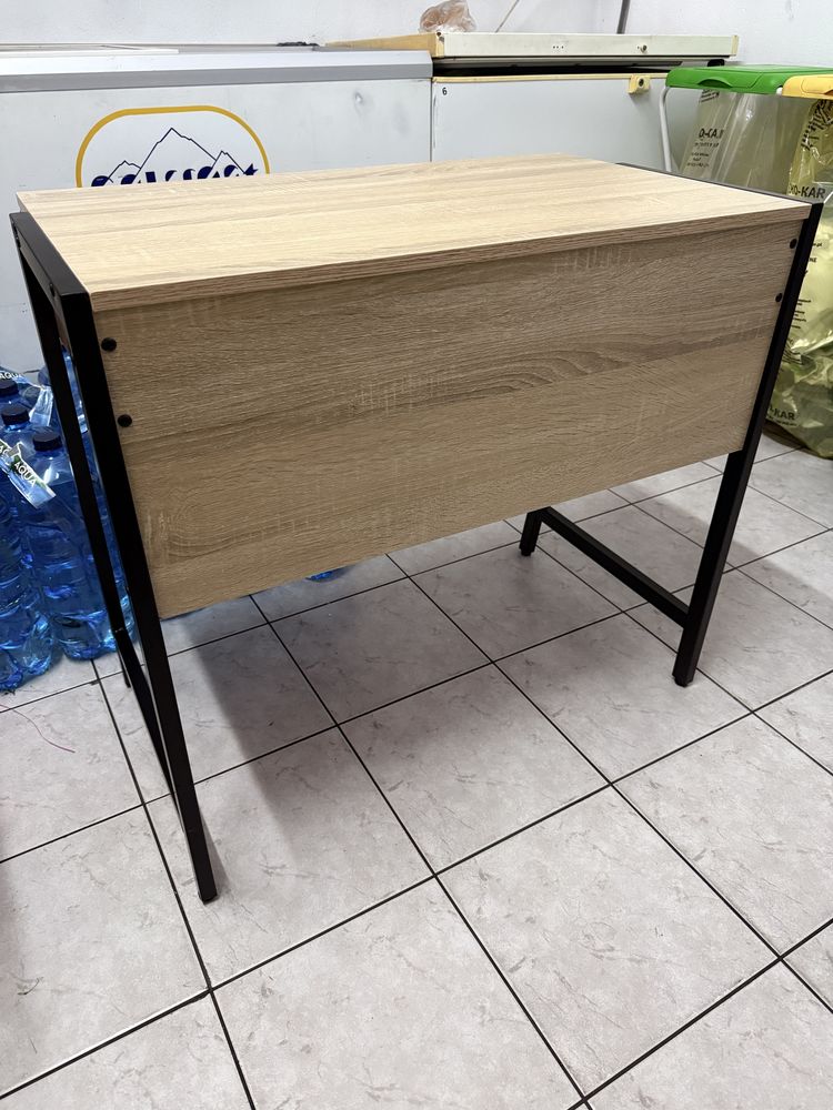 Drewinany stół z szufladą