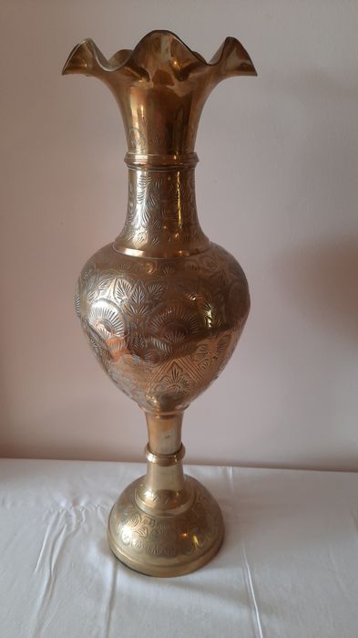 Jarra em latão trabalhado