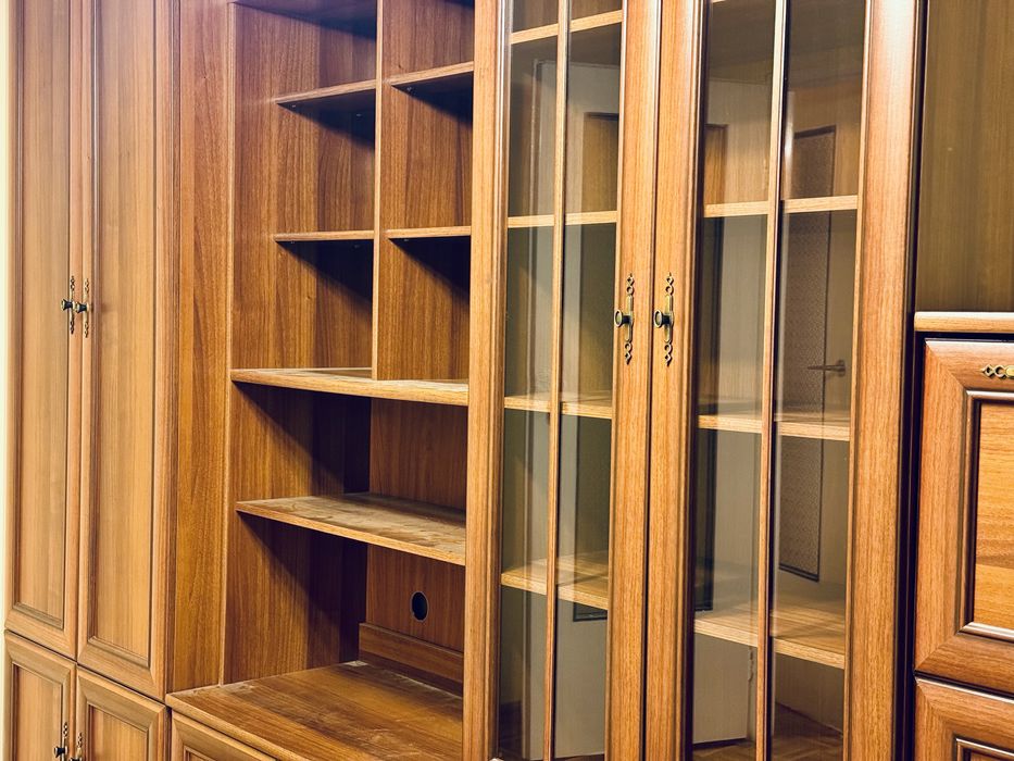 Meble - regał do salonu - meblościanka: witryna i szafa