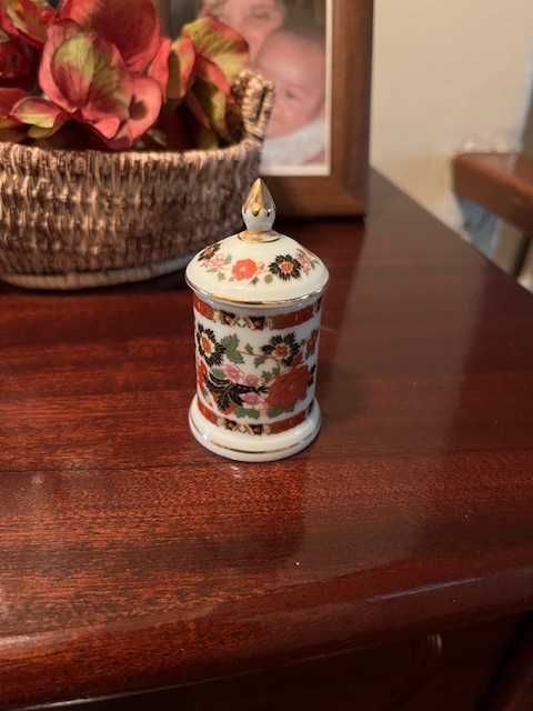 Caixa e pote em porcelana