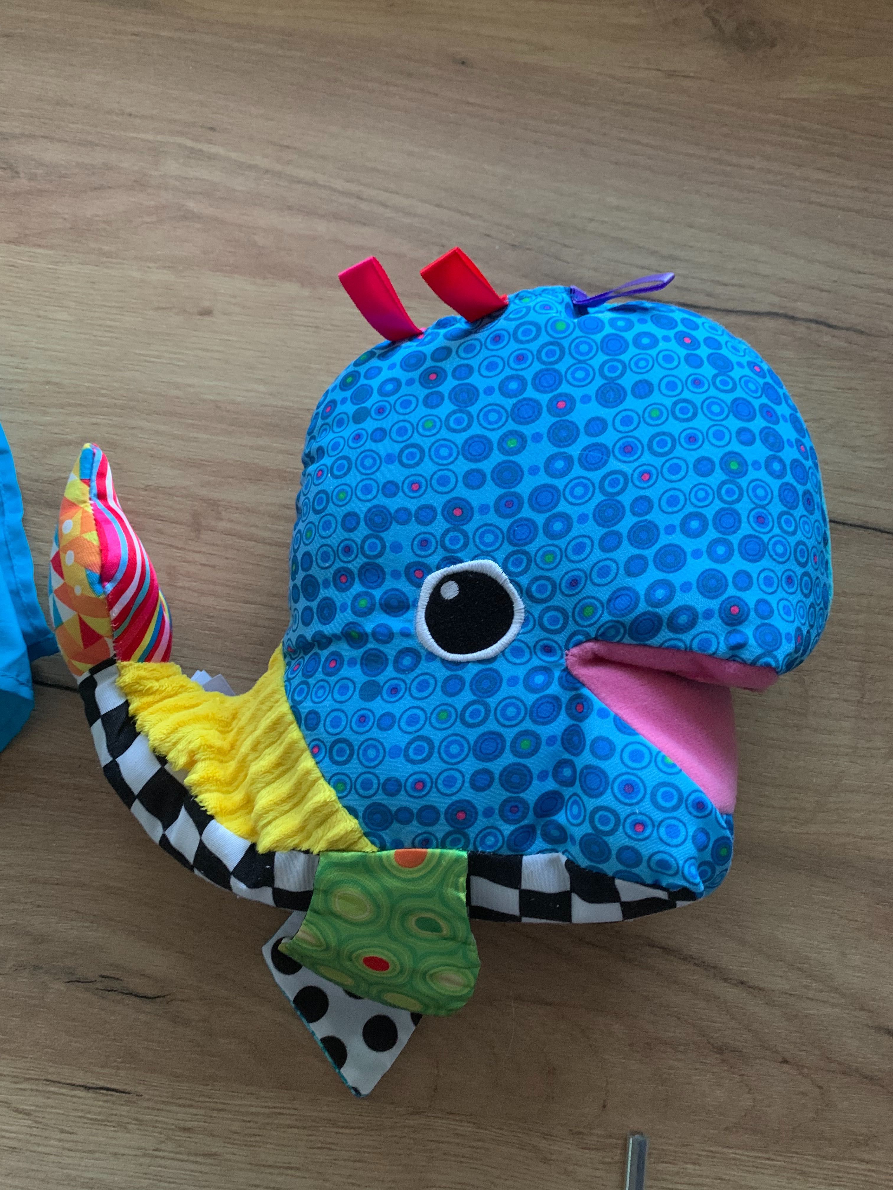 Zabawka Wieloryb Frankie, Lamaze gratis zabawki grające