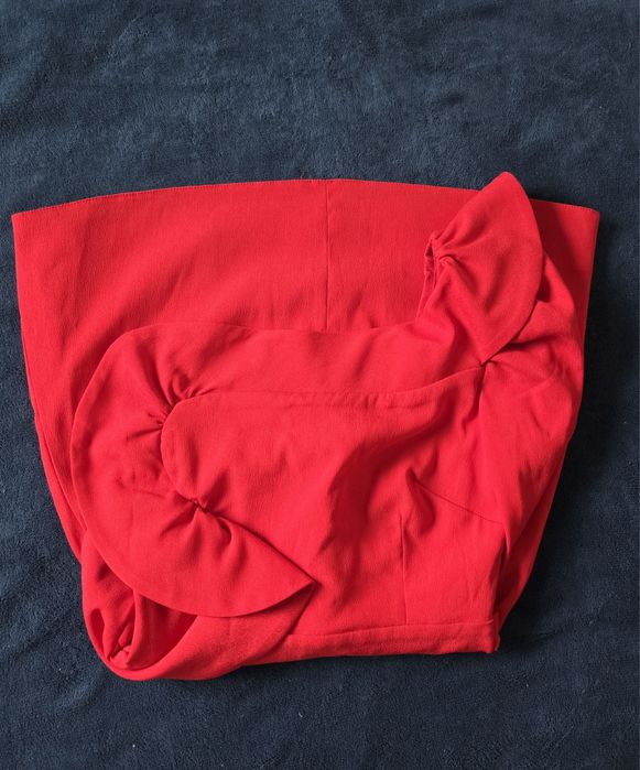 Czerowna sukienka lou Ayko na jedno ramię S 36