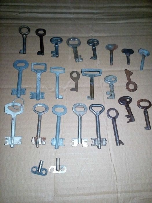 старинные ключи кол-во 25 шт. 1 лотом