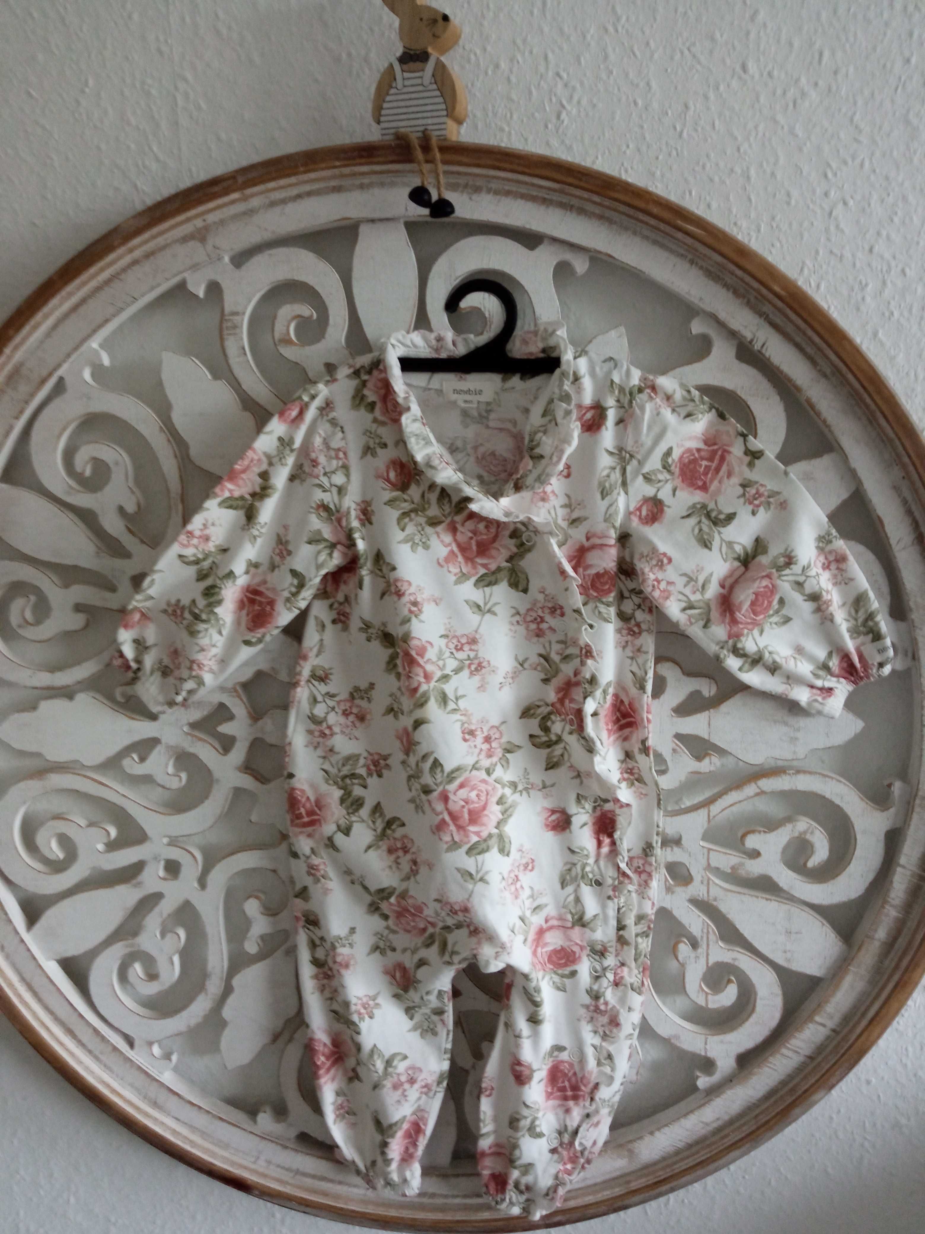 NEWBIE pajacyk piżamka w róże rozmiar 80
