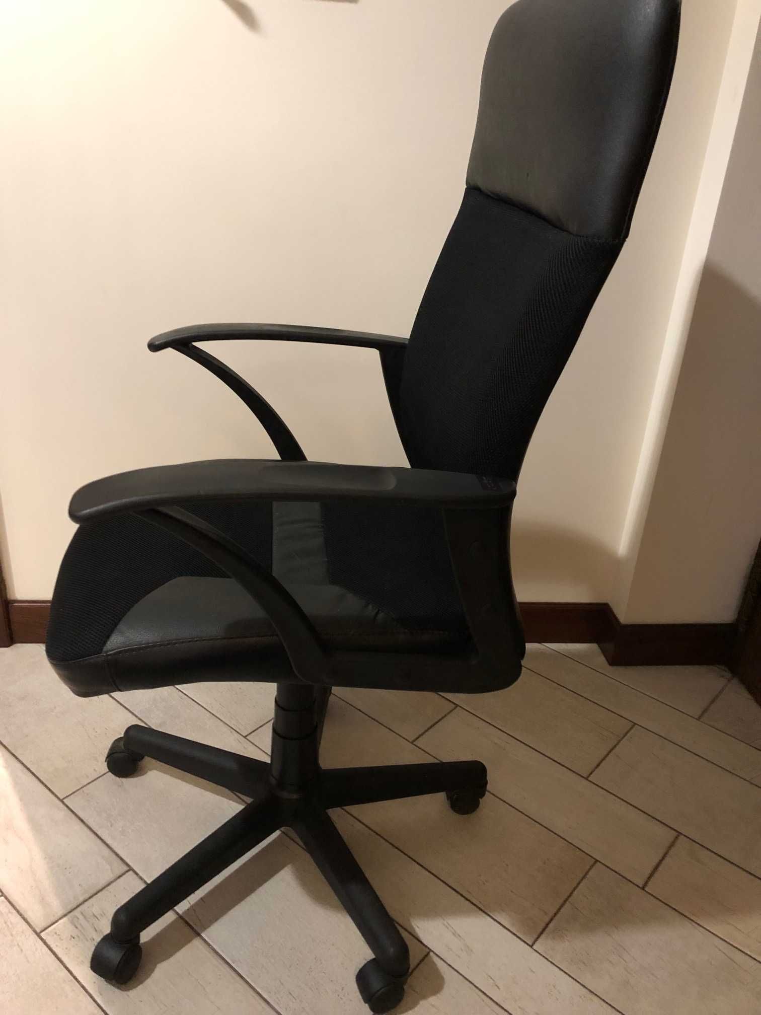 Krzesła biurowe czarne