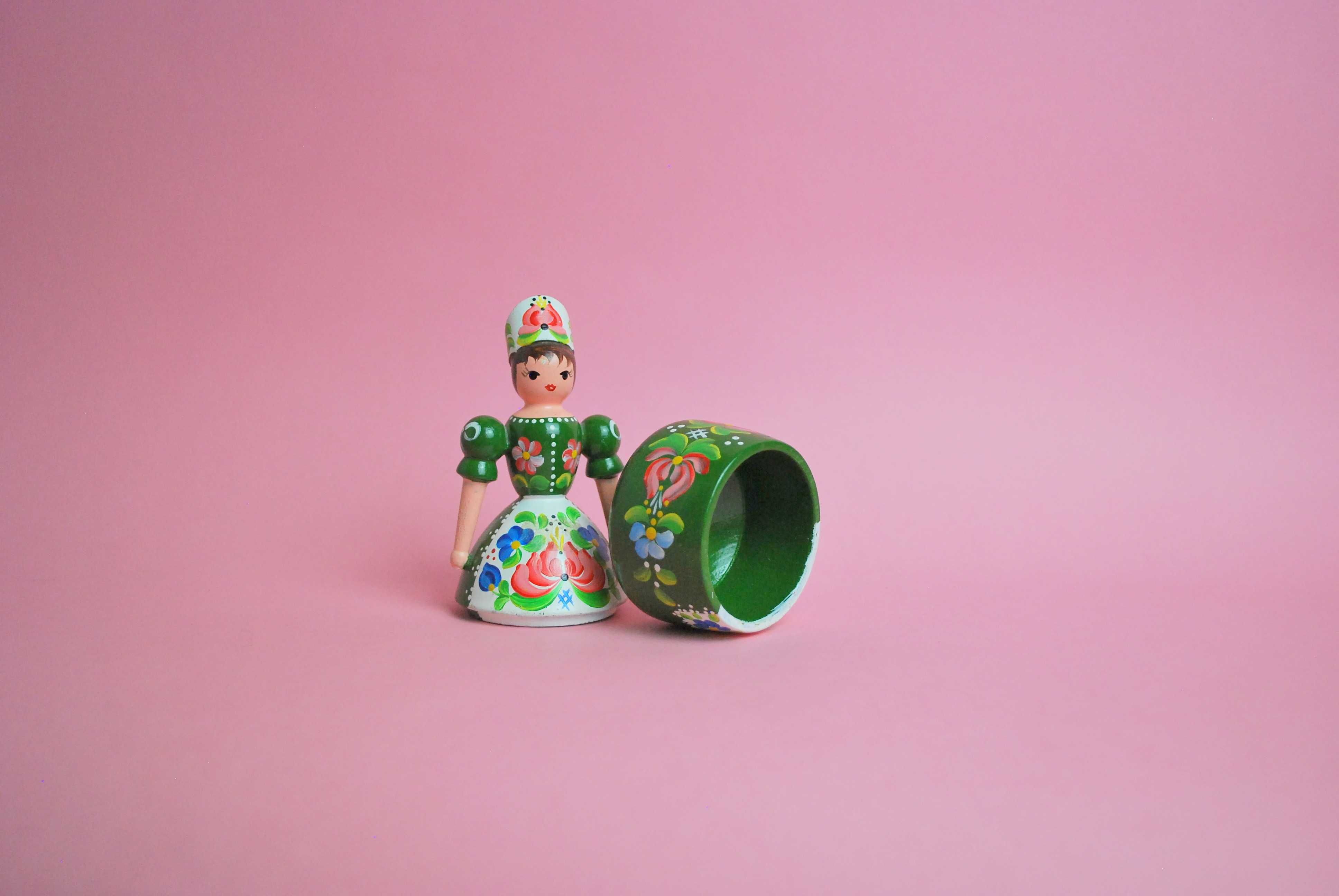 drewniana lalka pudełko pojemnik retro folk węgry