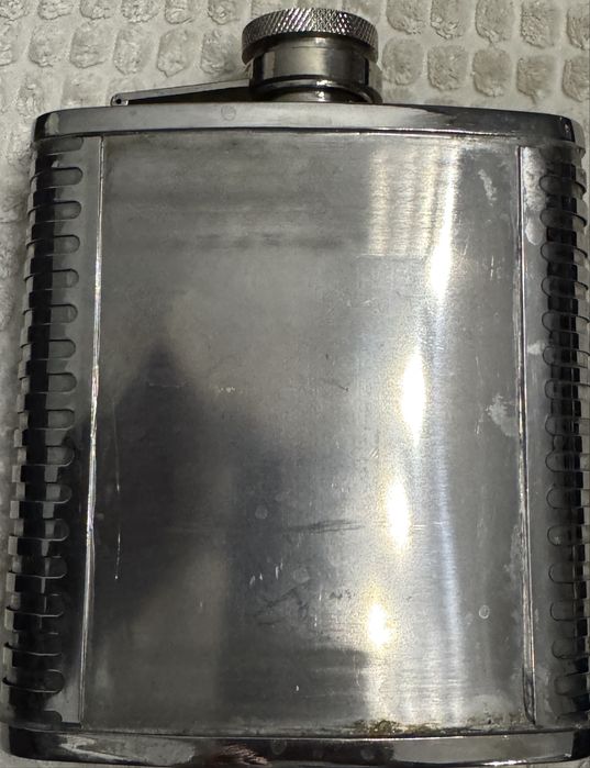 Piersiówka ze stali szlachetnej