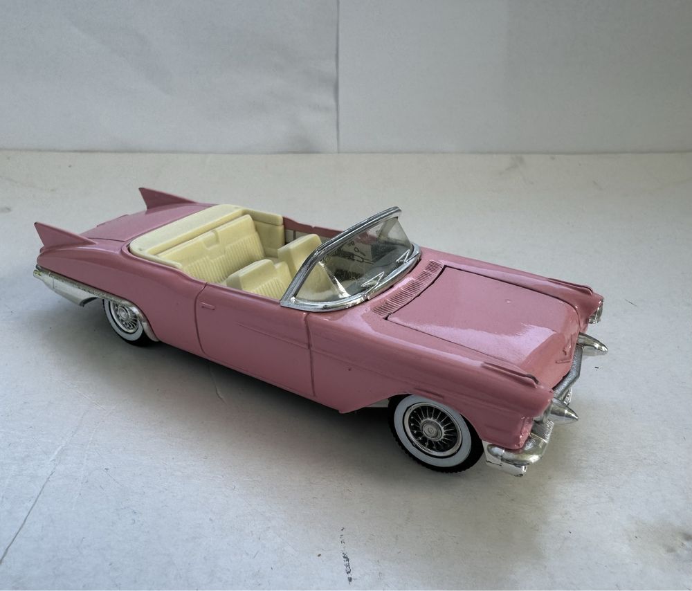 Model samochodu w skali 1:43 Cadillac Eldorado Solido Bburago