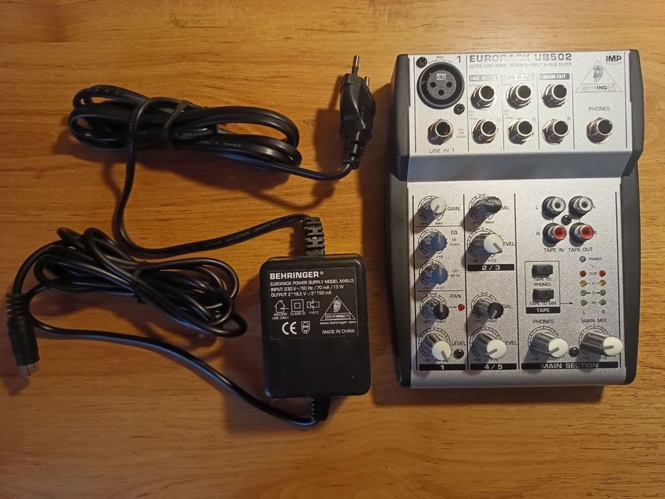 Мікшерний пульт Behringer Eurorack UB502