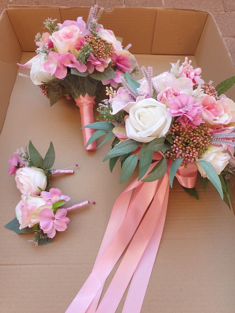 Wiązanki ślubne z kwiatów sztucznych wraz z butonierkami