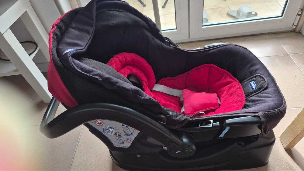 For sale: Chicco baby car seat (0–13 kg) in good condition.