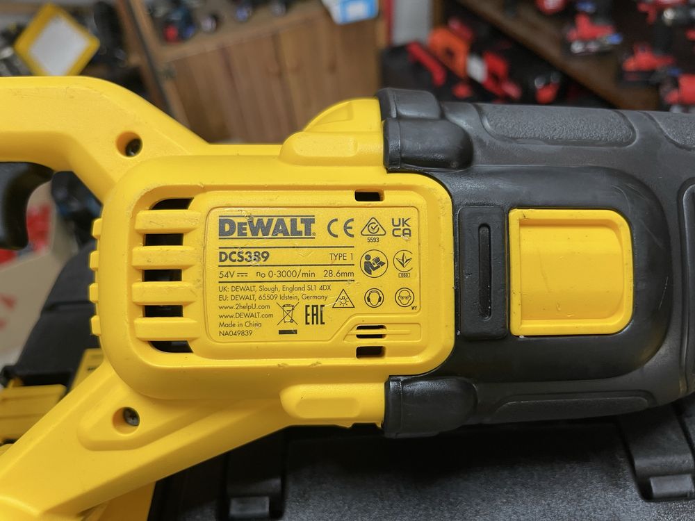 Dewalt DCS389 / вживана безщіткова шабельна пила Девольт