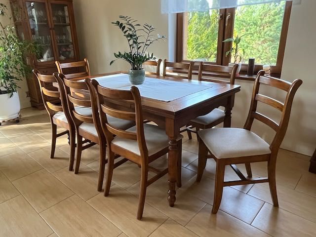 Włoskie krzesła z drewna orzechowego, stan idealny. Piękne i wygodne.