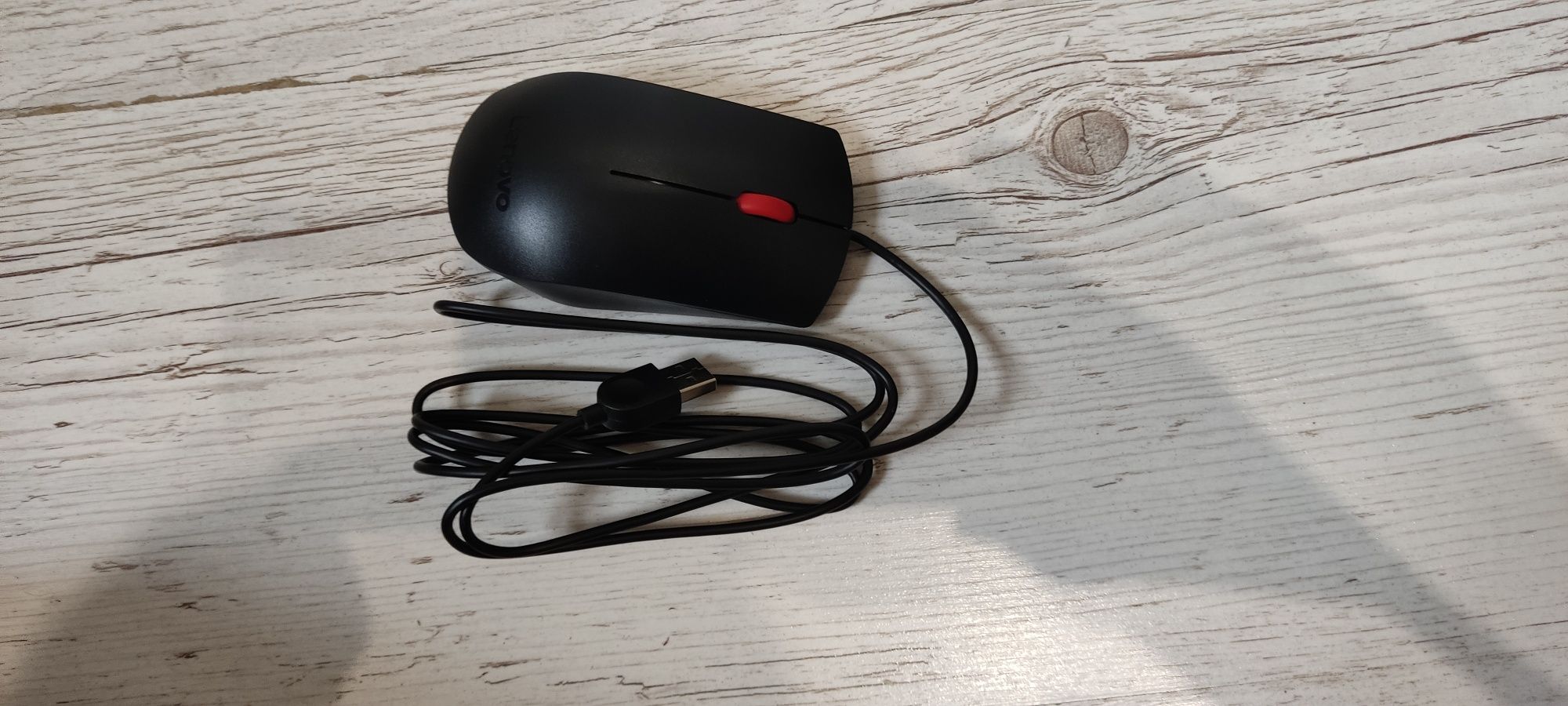 Komputer lenovo z klawiaturą i myszką