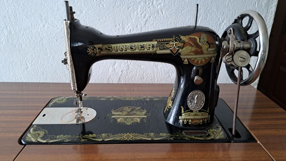 Máquina Singer com móvel