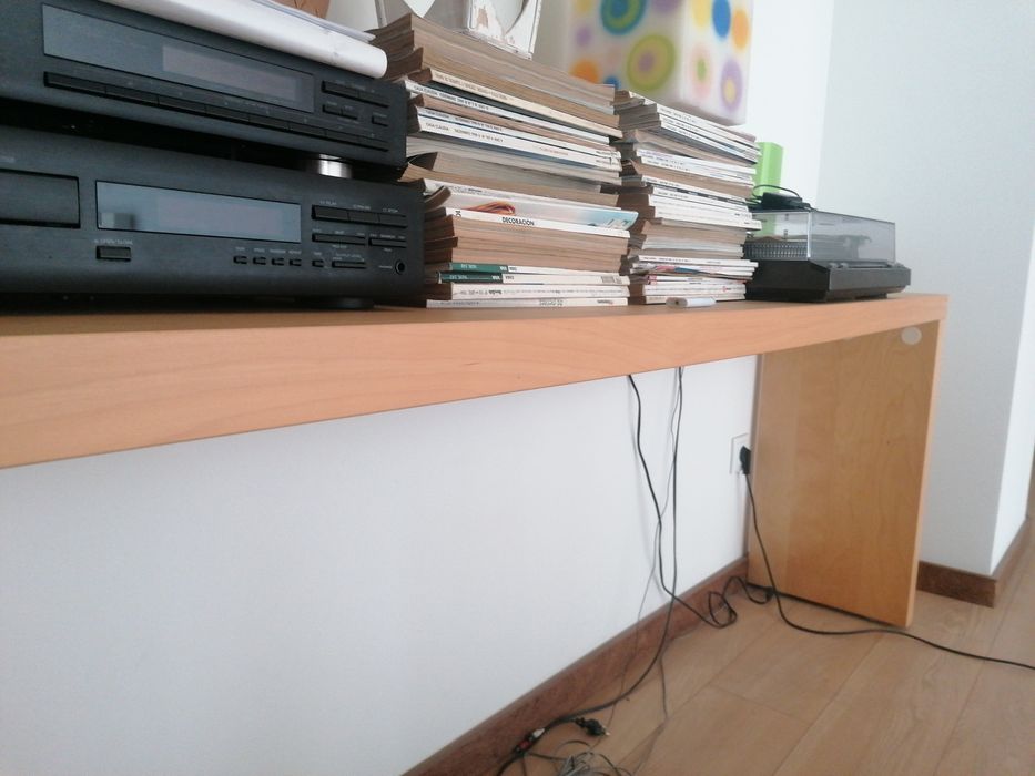 Consola em faia, com rodinhas