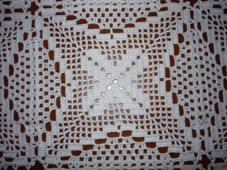 Toalha de mesa em croché - 2.15m comprimento e 1.50m de largura - NOVA