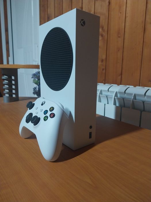 Xbox series s em bom estado com tudo da caixa, sem caixa e 1 jogo