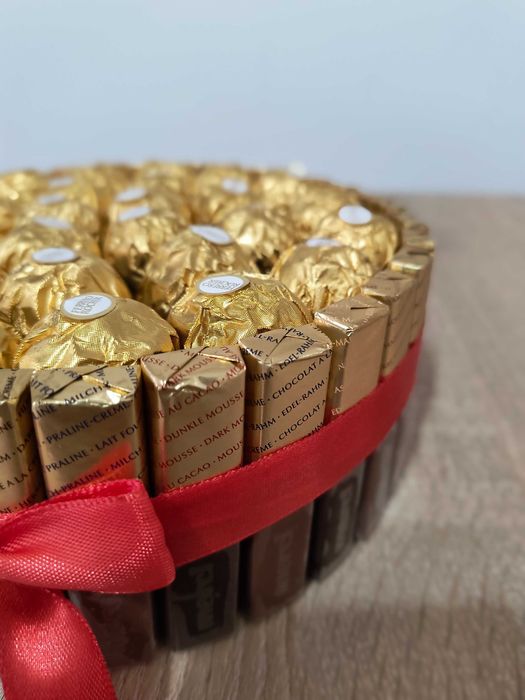 Elegancki torcik z czekoladek Merci i Ferrero na urodziny imieniny