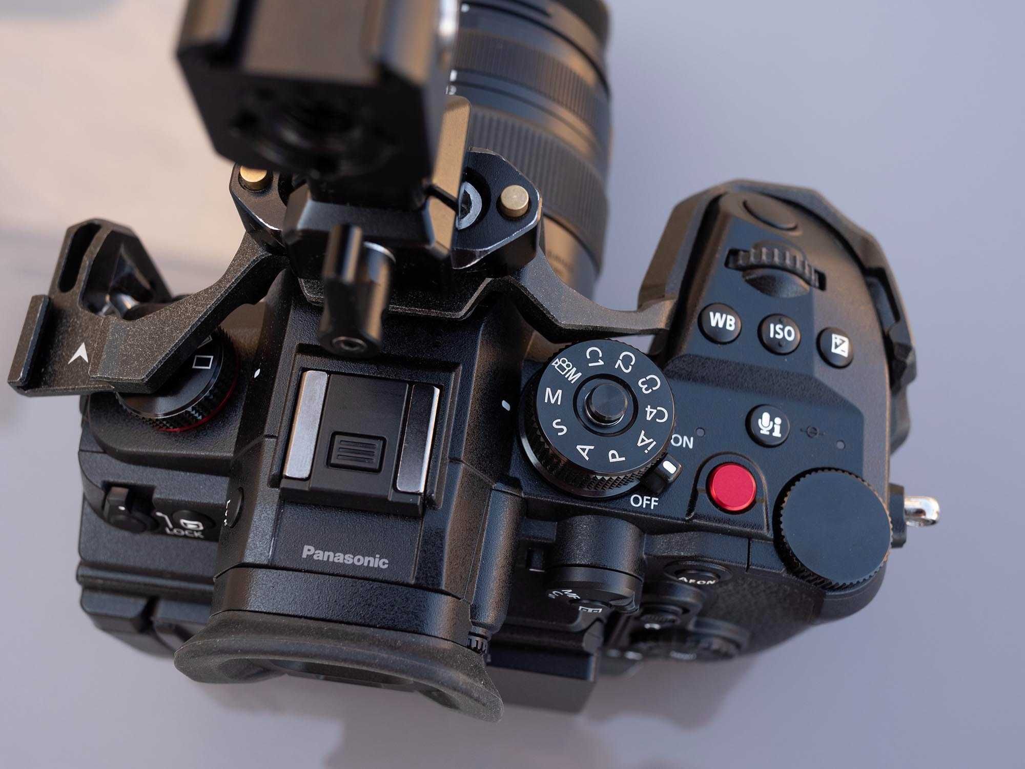 Conjunto Panasonic GH6 e objectiva 12-35 2.8 MkII c/ cage Smallrig