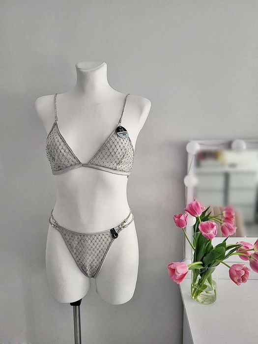 Komplet błyszczącej bielizny damskiej nowy biustonosz majtki stringi L