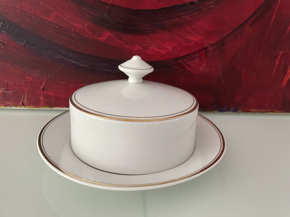 Porcelanowa,okrągła maselniczka