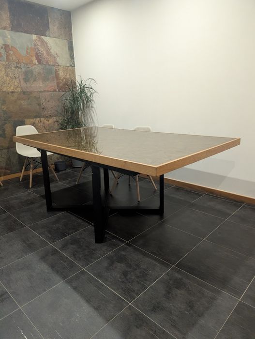 Mesa madeira maciça e vidro pés em metálicos