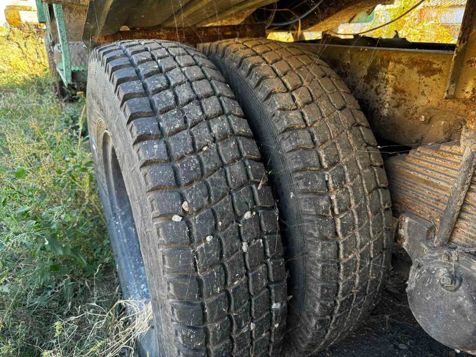 Камаз з напівпричепом на ходу