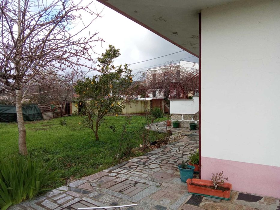 Quarto espaçoso em casa com jardim