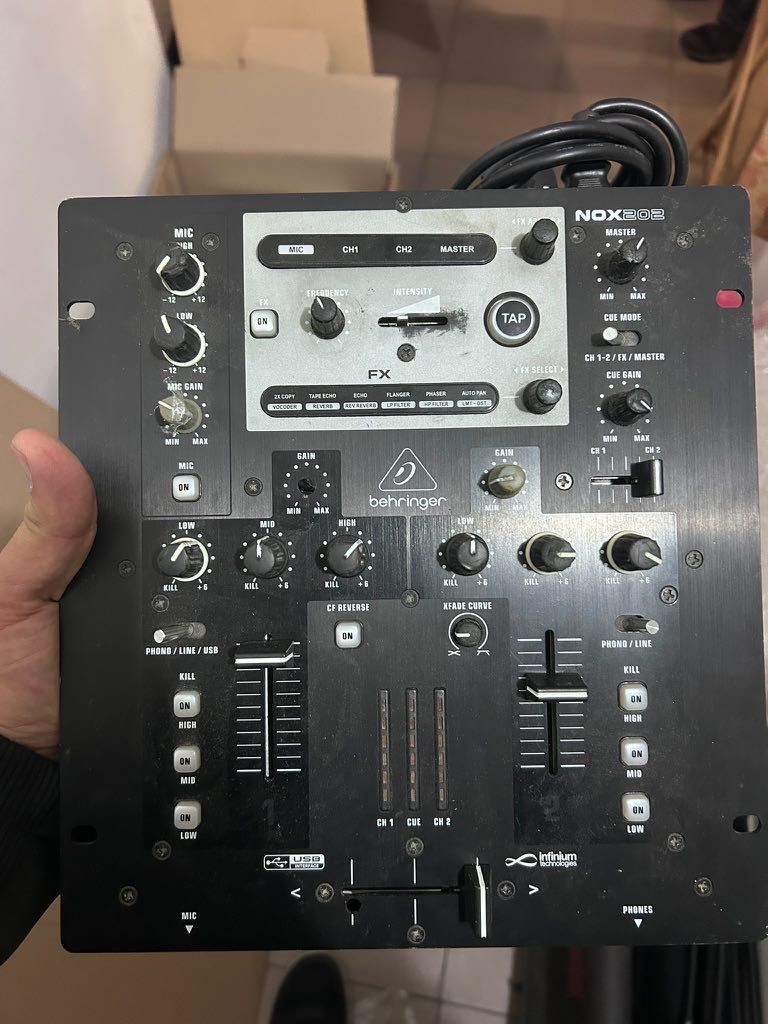 Behringer Tox202