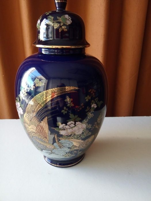 Pote azul, desenhado com flores, bonito