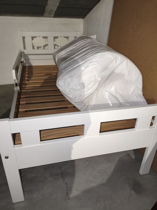 Cama de criança com proteção lateral